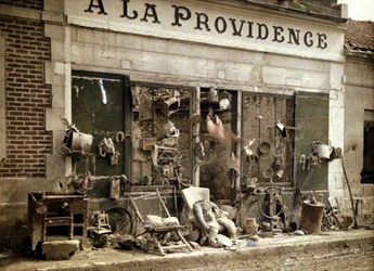 Sklep ze starociami „A La Providence” po odwrocie Niemców, Bucy-le-Long, Aisne, Francja, 1917 (autochrom)